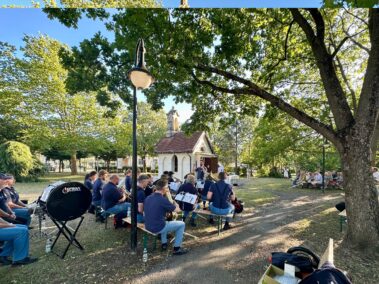 Gedenkmesse vor der Monumentalkapelle Deutsch-Wagram, Blasorchester der Musikschule