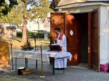Gedenkmesse vor der Monumentalkapelle Deutsch-Wagram, Pfarrer Peter Paskalis