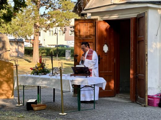 Gedenkmesse vor der Monumentalkapelle Deutsch-Wagram, Pfarrer Peter Paskalis