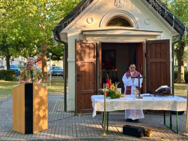 Gedenkmesse vor der Monumentalkapelle Deutsch-Wagram, Pfarrer Peter Paskalis, Museumspräsident Friedrich Quirgst