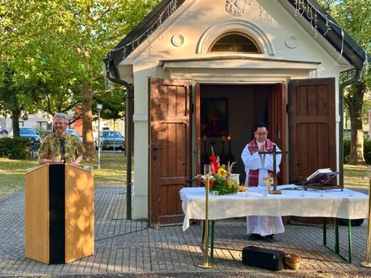 Gedenkmesse vor der Monumentalkapelle Deutsch-Wagram, Pfarrer Peter Paskalis, Museumspräsident Friedrich Quirgst