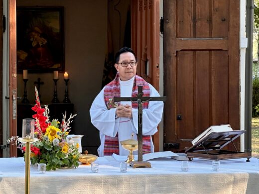 Gedenkmesse vor der Monumentalkapelle Deutsch-Wagram, Pfarrer Peter Paskalis