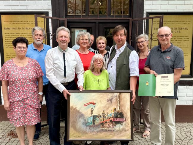 Schenkung an das Eisenbahnmuseum - v.l.n.r: Brigitte Rossak, Norbert Honys, Friedrich Quirgst, Bettina Bergauer, Robert Moser, Evi Grausam, Helga Szivatz, Franz Spehn, Ursula Honys und Rudi Rossak. Foto: © Christian Matula