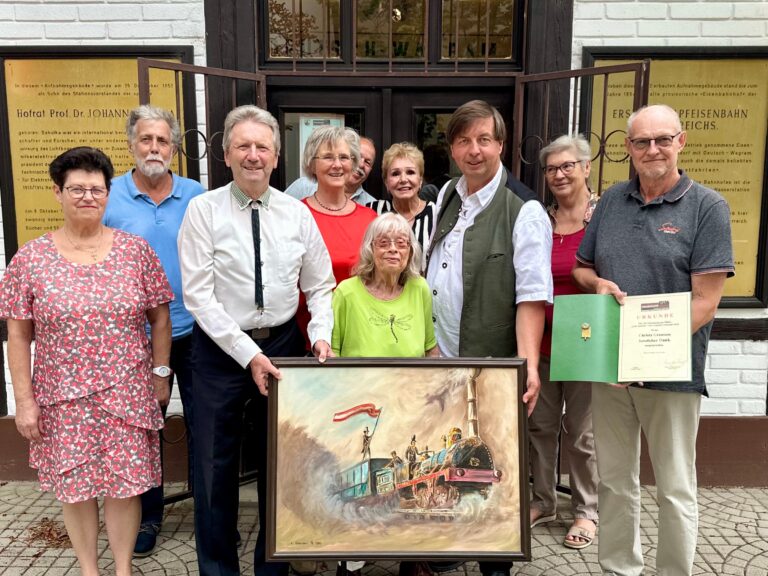 Schenkung an das Eisenbahnmuseum - v.l.n.r: Brigitte Rossak, Norbert Honys, Friedrich Quirgst, Bettina Bergauer, Robert Moser, Evi Grausam, Helga Szivatz, Franz Spehn, Ursula Honys und Rudi Rossak. Foto: © Christian Matula