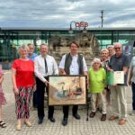 Vor dem Denkmal der Dampflokomotive „AUSTRIA“ am Bahnhof - v.l.n.r: Brigitte Rossak, Bettina Bergauer, Norbert Honys, Friedrich Quirgst, Franz Spehn, Evi Grausam, Helga Szivatz, Rudi Rossak, Ursula Honys und Robert Moser. Foto: © Christian Matula