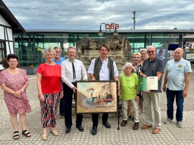 Vor dem Denkmal der Dampflokomotive „AUSTRIA“ am Bahnhof - v.l.n.r: Brigitte Rossak, Bettina Bergauer, Norbert Honys, Friedrich Quirgst, Franz Spehn, Evi Grausam, Helga Szivatz, Rudi Rossak, Ursula Honys und Robert Moser. Foto: © Christian Matula