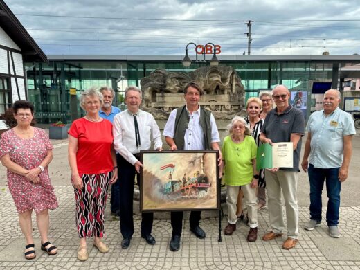 Vor dem Denkmal der Dampflokomotive „AUSTRIA“ am Bahnhof - v.l.n.r: Brigitte Rossak, Bettina Bergauer, Norbert Honys, Friedrich Quirgst, Franz Spehn, Evi Grausam, Helga Szivatz, Rudi Rossak, Ursula Honys und Robert Moser. Foto: © Christian Matula
