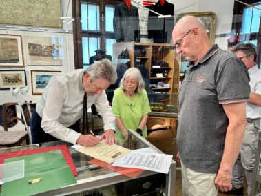 Schenkung an das Eisenbahnmuseum Deutsch-Wagram. Unterzeichnung mit Museumspräsident Friedrich Quirgst, Evi Grausam und Rudolf Rossak, Direktor des Eisenbahnmuseums. Foto: © Christian Matula