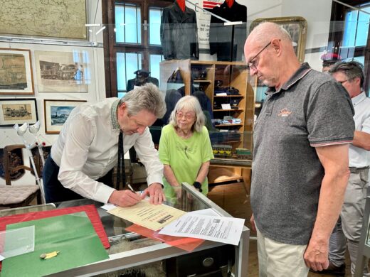 Schenkung an das Eisenbahnmuseum Deutsch-Wagram. Unterzeichnung mit Museumspräsident Friedrich Quirgst, Evi Grausam und Rudolf Rossak, Direktor des Eisenbahnmuseums. Foto: © Christian Matula