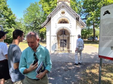 Vertreter der Französischen Botschaft vor der Monumentalkapelle