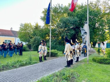 Wagramer Historientage 2026 – Feierliche Kranzniederlegung beim Denkmal der Schlacht bei Wagram