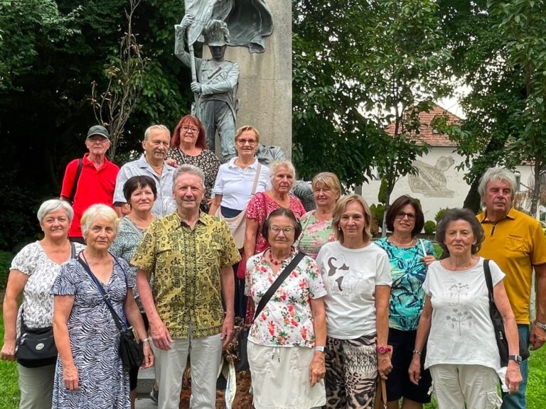 Gruppenfoto mit Museumspräsident Fritz Quirgst und den Naturfreunden, Ortsgruppe Deutsch-Wagram. Ganz rechts: Vorsitzender Herbert Pfaffstätter: © Christa Pfaffstätter