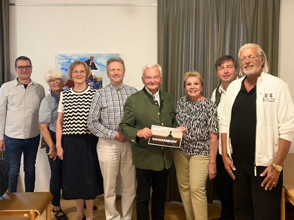 Offizielles Gruppenfoto im Erzherzog Carl-Saal. Film "Gänserndorf – Ein Bezirk von oben"