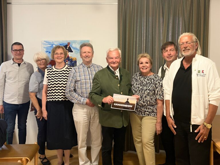 Offizielles Gruppenfoto im Erzherzog Carl-Saal. Film "Gänserndorf – Ein Bezirk von oben". © Brigitte Avunduk