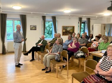 Einführende Worte von Museumspräsident Friedrich Quirgst bei der Filmvorführung: "Gänserndorf – Ein Bezirk von oben"