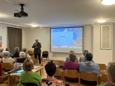 Herbert Nowohradsky, Landtagsabgeordneter a. D. und ehemaliger Präsident des Niederösterreichischen Landtages, präsentierte seinen Film „Gänserndorf – Ein Bezirk von oben“
