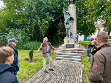 Vor dem Denkmal der Schlacht bei Wagram. Geschichts- und Stadtführung mit Fritz Quirgst am 11.09.2026, © Christian Matula