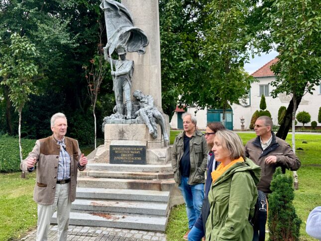 Vor dem Denkmal der Schlacht bei Wagram. Geschichts- und Stadtführung mit Fritz Quirgst am 11.09.2026, © Christian Matula