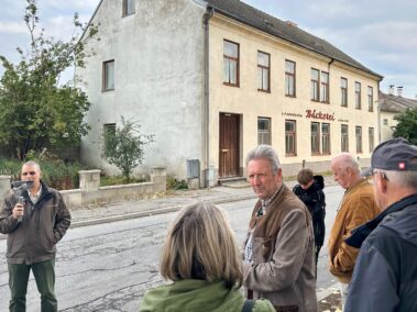 Vor der ehemaligen Bäckerei Hager (später Prochaska) in Deutsch-Wagram. Geschichts- und Stadtführung mit Fritz Quirgst am 11.09.2026, © Christian Matula