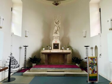 Der baulich erhalten gebliebene gotische Chor der alten Kirche mit der Statue des hl. Johannes des Täufers. Geschichts- und Stadtführung mit Fritz Quirgst am 11.09.2026, © Christian Matula