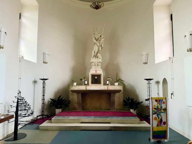 Der baulich erhalten gebliebene gotische Chor der alten Kirche mit der Statue des hl. Johannes des Täufers. Geschichts- und Stadtführung mit Fritz Quirgst am 11.09.2026, © Christian Matula