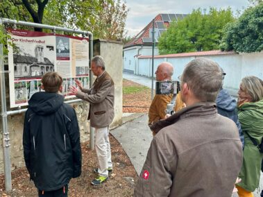 Am ehemaligen Kirchenfriedhof Deutsch-Wagram. Geschichts- und Stadtführung mit Fritz Quirgst am 11.09.2026, © Christian Matula