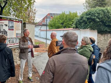 Am ehemaligen Kirchenfriedhof Deutsch-Wagram. Geschichts- und Stadtführung mit Fritz Quirgst am 11.09.2026, © Christian Matula