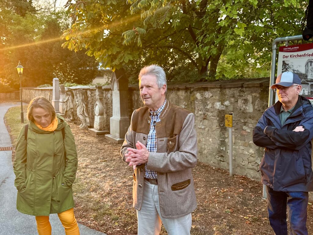 Am ehemaligen Kirchenfriedhof Deutsch-Wagram. Geschichts- und Stadtführung mit Fritz Quirgst am 11.09.2026, © Christian Matula Am ehemaligen Kirchenfriedhof Deutsch-Wagram. Geschichts- und Stadtführung mit Fritz Quirgst am 11.09.2026, © Christian Matula