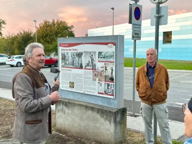 Vor der Kultur[er]leben-Tafel zum Bildhauer Joseph Heu und zur Statue „Johannes der Täufer“. Geschichts- und Stadtführung mit Fritz Quirgst am 11.09.2026, © Christian Matula
