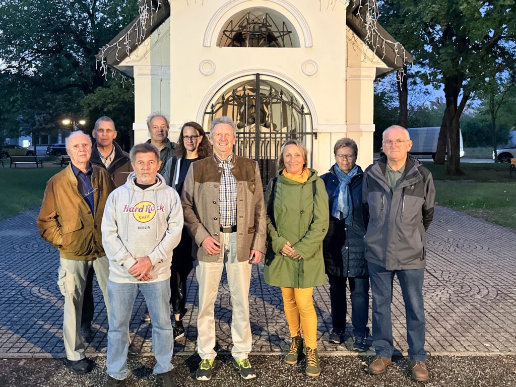 Offizielles Gruppenfoto vor der Monumentalkapelle. Geschichts- und Stadtführung mir Fritz Quirgst am 11.09.2026, © Christian Matula Offizielles Gruppenfoto vor der Monumentalkapelle. Geschichts- und Stadtführung mir Fritz Quirgst am 11.09.2026, © Christian Matula