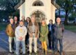 Offizielles Gruppenfoto vor der Monumentalkapelle. Geschichts- und Stadtführung mir Fritz Quirgst am 11.09.2026, © Christian Matula