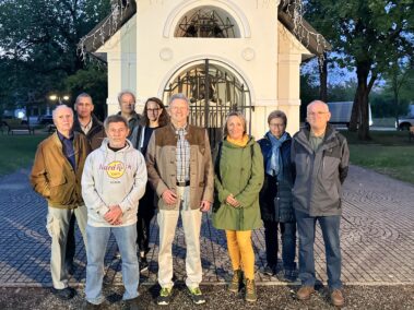 Offizielles Gruppenfoto vor der Monumentalkapelle. Geschichts- und Stadtführung mir Fritz Quirgst am 11.09.2026, © Christian Matula