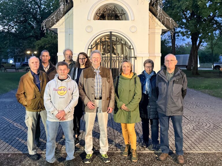 Offizielles Gruppenfoto vor der Monumentalkapelle. Geschichts- und Stadtführung mir Fritz Quirgst am 11.09.2026, © Christian Matula