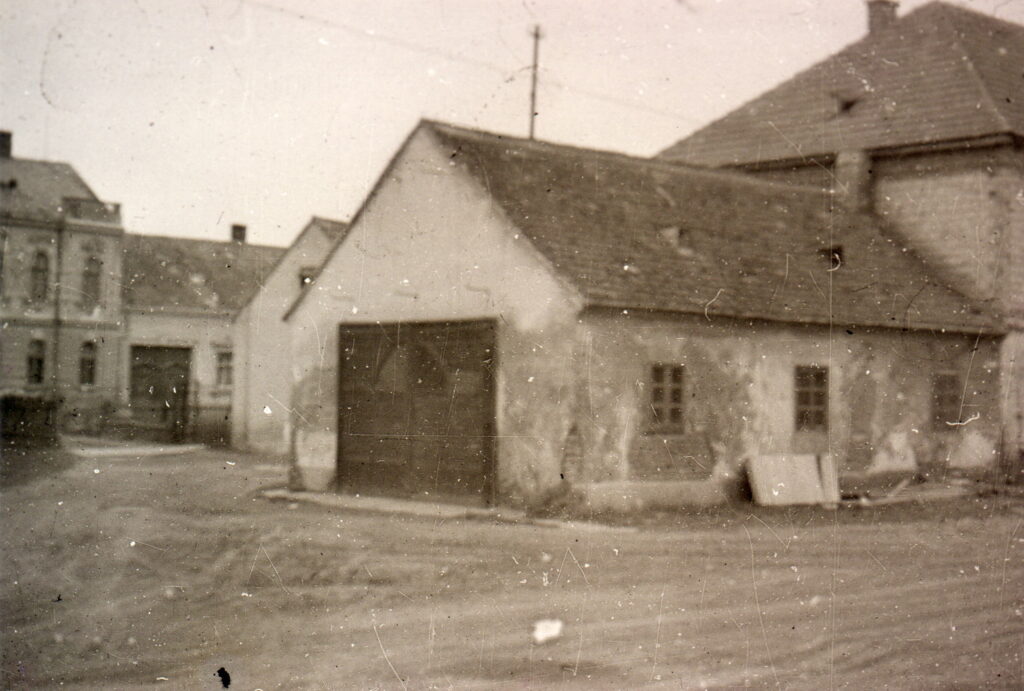 Altes Feuerwehrgebäude vor dem Abriss 1959 im Angerdorf bei der alten Schmiede, Deutsch-Wagram Altes Feuerwehrgebäude vor dem Abriss 1959 im Angerdorf bei der alten Schmiede, Deutsch-Wagram