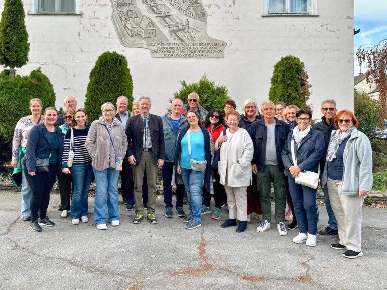 Offizielles Gruppenfoto vor der alten Schmiede. Geschichts- und Stadtführung mit Fritz Qurigst am 9. Oktober 2026, © Christian Matula