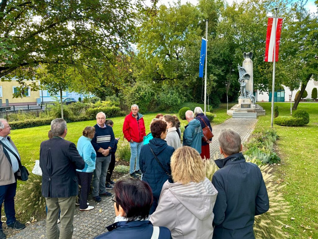 Beim Denkmal der Schlacht bei Wagram. Geschichts- und Stadtführung mit Fritz Qurigst am 9. Oktober 2026, © Christian Matula Beim Denkmal der Schlacht bei Wagram. Geschichts- und Stadtführung mit Fritz Qurigst am 9. Oktober 2026, © Christian Matula