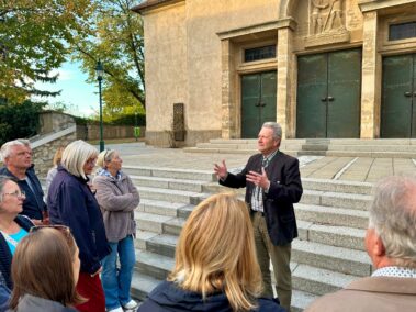 Vor der Pfarrkirche Deutsch-Wagram. Geschichts- und Stadtführung mit Fritz Qurigst am 9. Oktober 2026, © Christian Matula