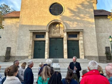 Vor der Pfarrkirche Deutsch-Wagram. Geschichts- und Stadtführung mit Fritz Qurigst am 9. Oktober 2026, © Christian Matula