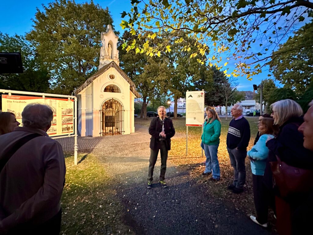 Vor der Monumentalkapelle, das erste Denkmal der Schlacht bei Wagram. Geschichts- und Stadtführung mit Fritz Qurigst am 9. Oktober 2026, © Christian Matula Vor der Monumentalkapelle, das erste Denkmal der Schlacht bei Wagram. Geschichts- und Stadtführung mit Fritz Qurigst am 9. Oktober 2026, © Christian Matula