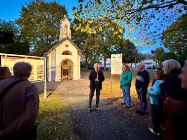 Vor der Monumentalkapelle, das erste Denkmal der Schlacht bei Wagram. Geschichts- und Stadtführung mit Fritz Qurigst am 9. Oktober 2026, © Christian Matula