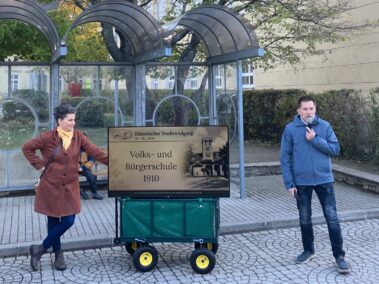 Vor der alten Hauptschule. Historischer Stadtrundgang am Nationalfeiertag in Deutsch-Wagram 2026. © Mag. Franz Spehn