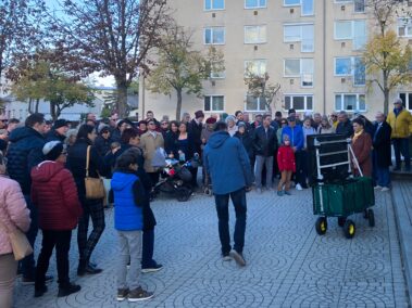 Vor der alten Hauptschule. Historischer Stadtrundgang am Nationalfeiertag in Deutsch-Wagram 2026. © Mag. Franz Spehn