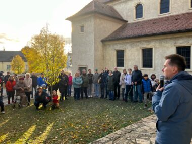 Vor der Pfarrkirche. Historischer Stadtrundgang am Nationalfeiertag in Deutsch-Wagram 2026. © Mag. Franz Spehn
