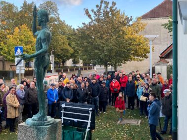 Beim Denkmal "Rufer in der Wüste". Historischer Stadtrundgang am Nationalfeiertag in Deutsch-Wagram 2026. © Mag. Franz Spehn