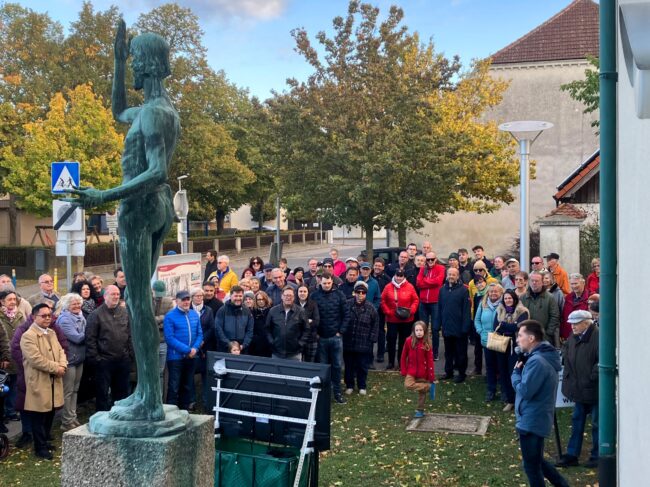 Beim Denkmal "Rufer in der Wüste". Historischer Stadtrundgang am Nationalfeiertag in Deutsch-Wagram 2026. © Mag. Franz Spehn