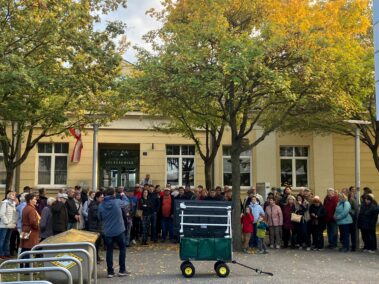 Am Schulgelände. Historischer Stadtrundgang am Nationalfeiertag in Deutsch-Wagram 2026. © Mag. Franz Spehn