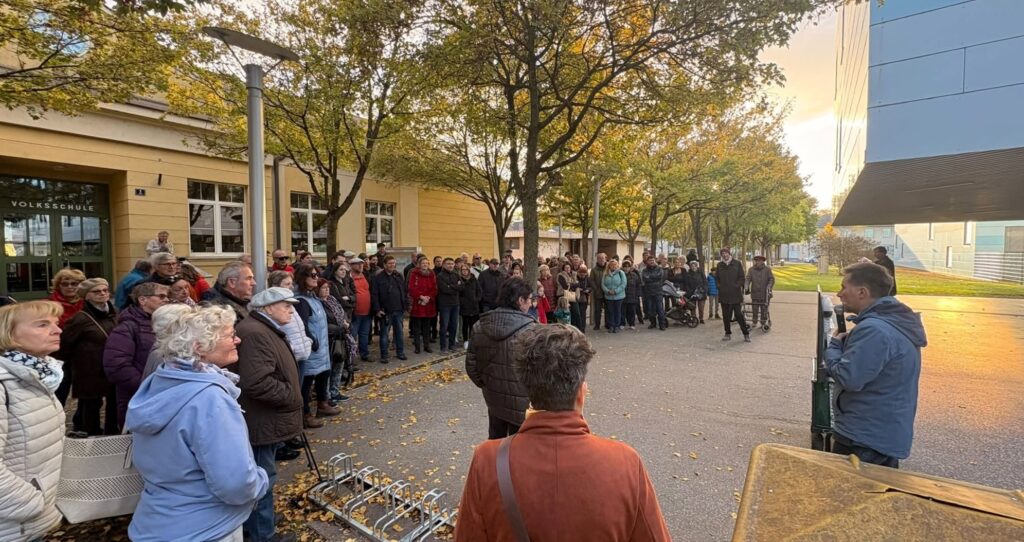 Am Schulgelände. Historischer Stadtrundgang am Nationalfeiertag in Deutsch-Wagram 2026 © Stadtgemeinde Deutsch-Wagram Am Schulgelände. Historischer Stadtrundgang am Nationalfeiertag in Deutsch-Wagram 2026 © Stadtgemeinde Deutsch-Wagram