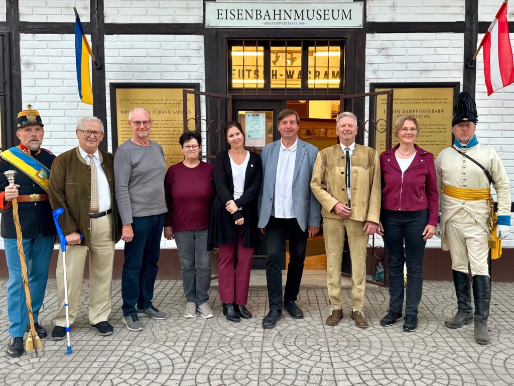 Offizielles Gruppenfoto mit Vertretern der Museumsgesellschaft vor dem Eisenbahnmuseum. Eröffnung der Langen Nacht der Museen in Deutsch-Wagram, 2026. © Christian Matula Offizielles Gruppenfoto mit Vertretern der Museumsgesellschaft vor dem Eisenbahnmuseum. Eröffnung der Langen Nacht der Museen in Deutsch-Wagram, 2026. © Christian Matula