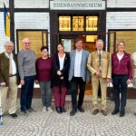 Offizielles Gruppenfoto mit Vertretern der Museumsgesellschaft vor dem Eisenbahnmuseum. Eröffnung der Langen Nacht der Museen in Deutsch-Wagram, 2026. © Christian Matula