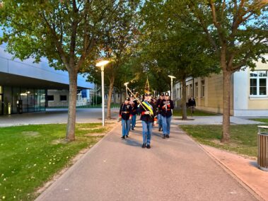 Das Blasorchester der Musikschule am Weg zum Erzherzog Carl-Haus. Lange Nacht der Museen in Deutsch-Wagram, 2026. © Christian Matula